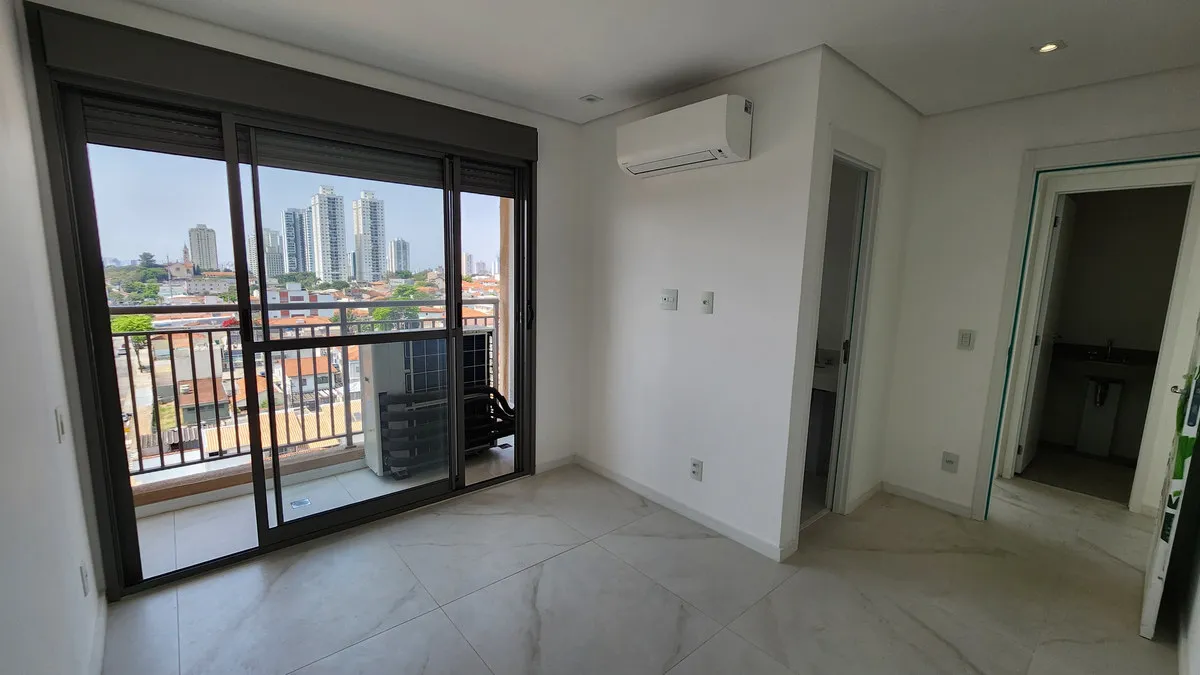 Suíte vazia com varanda envidraçada, ar-condicionado e acesso ao banheiro, antes da reforma