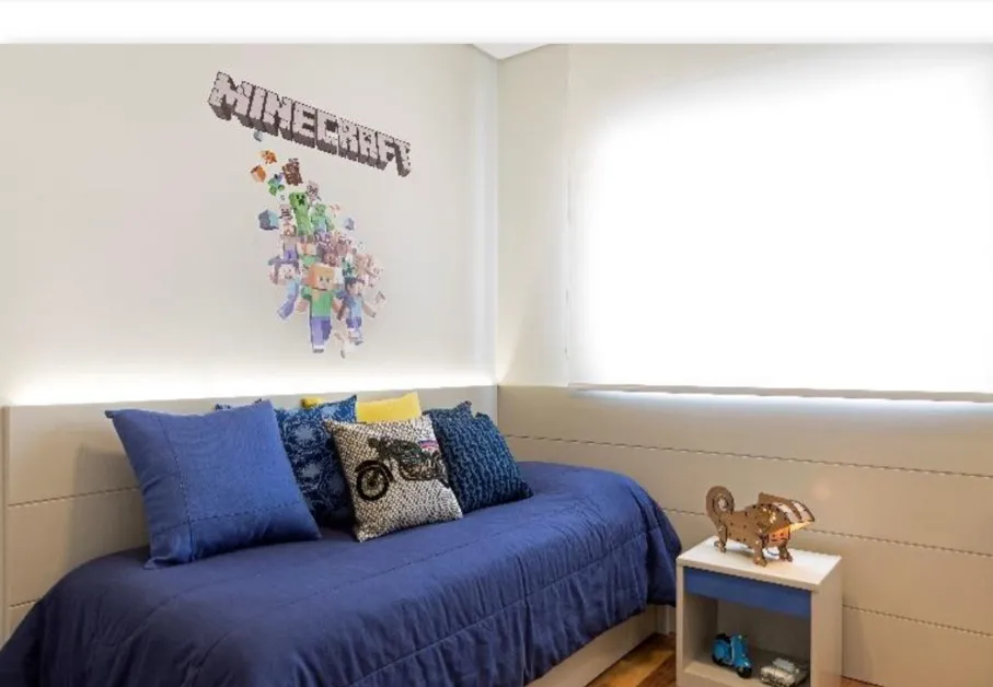 Cama com colcha azul e adesivo de Minecraft na parede, criado-mudo pequeno e persiana blackout, antes da reforma