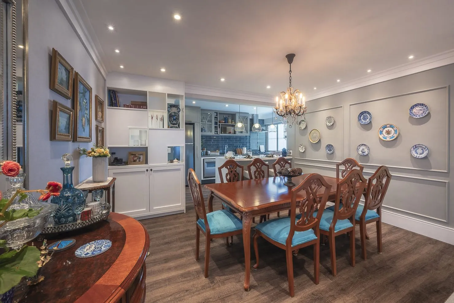 Sala de jantar clássico-contemporânea com parede de pratos, apartamento na Vila Monumento
