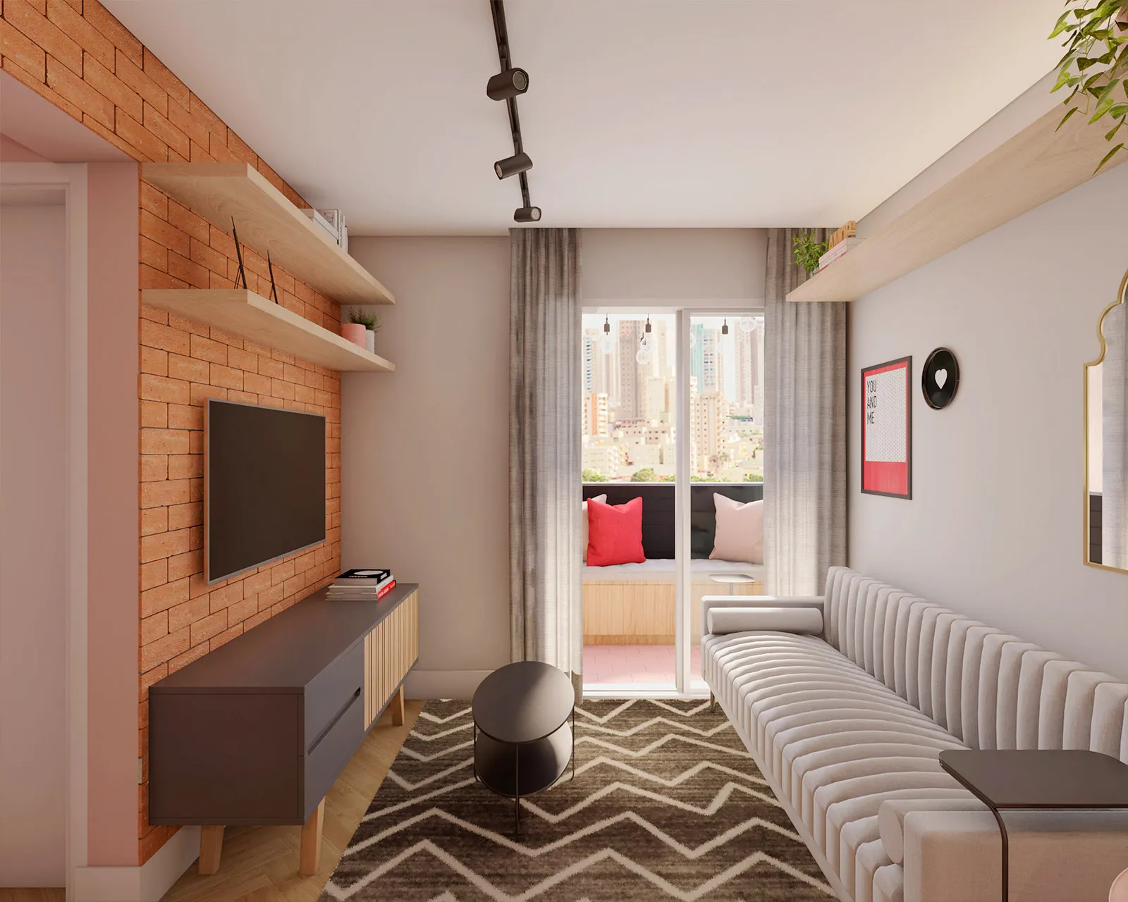 Sala de estar estreita com parede de tijolinho, TV, rack cinza e sofá bege canelado, tapete chevron e varanda com banco ao fundo