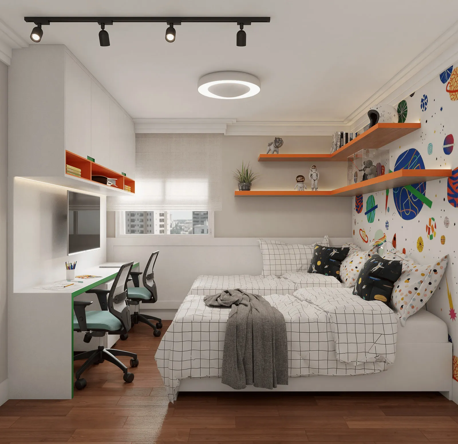 Quarto infantil com papel de parede de planetas, bancada dupla de estudo, prateleiras laranja e cama com roupa quadriculada