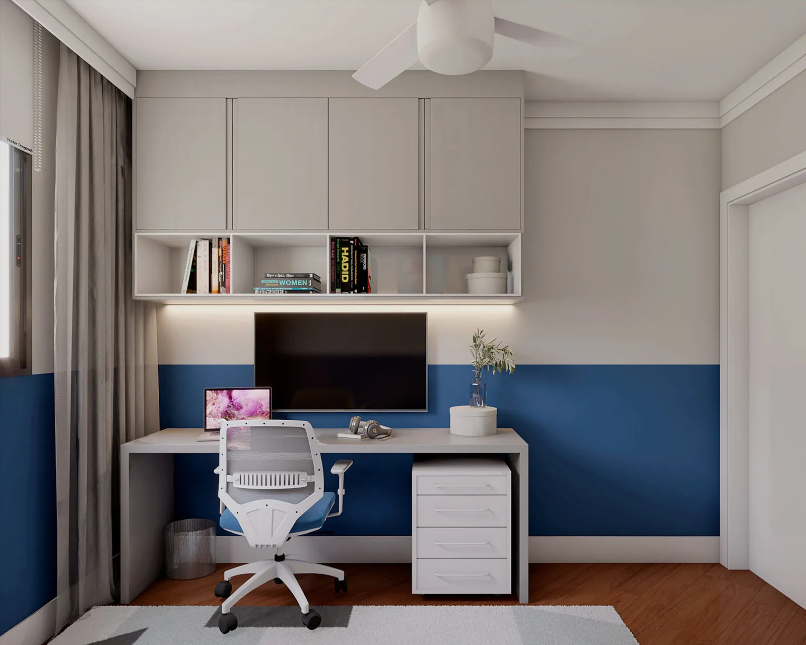 Home office com parede bicolor cinza e azul, marcenaria superior com livros, TV, bancada com notebook e cadeira giratória branca e azul