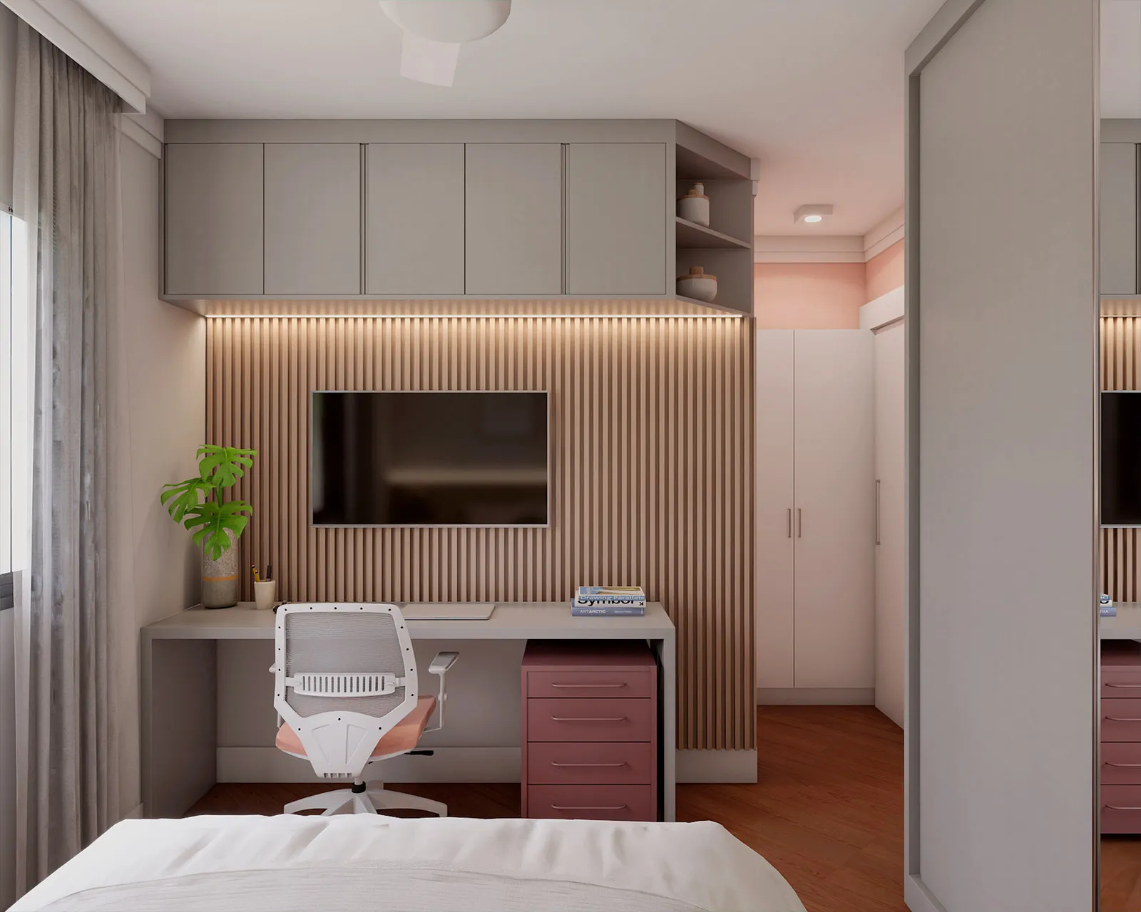 Quarto com painel ripado de madeira e TV, marcenaria cinza, escrivaninha com gaveteiro rosa e cadeira, plantas e parede salmão ao fundo