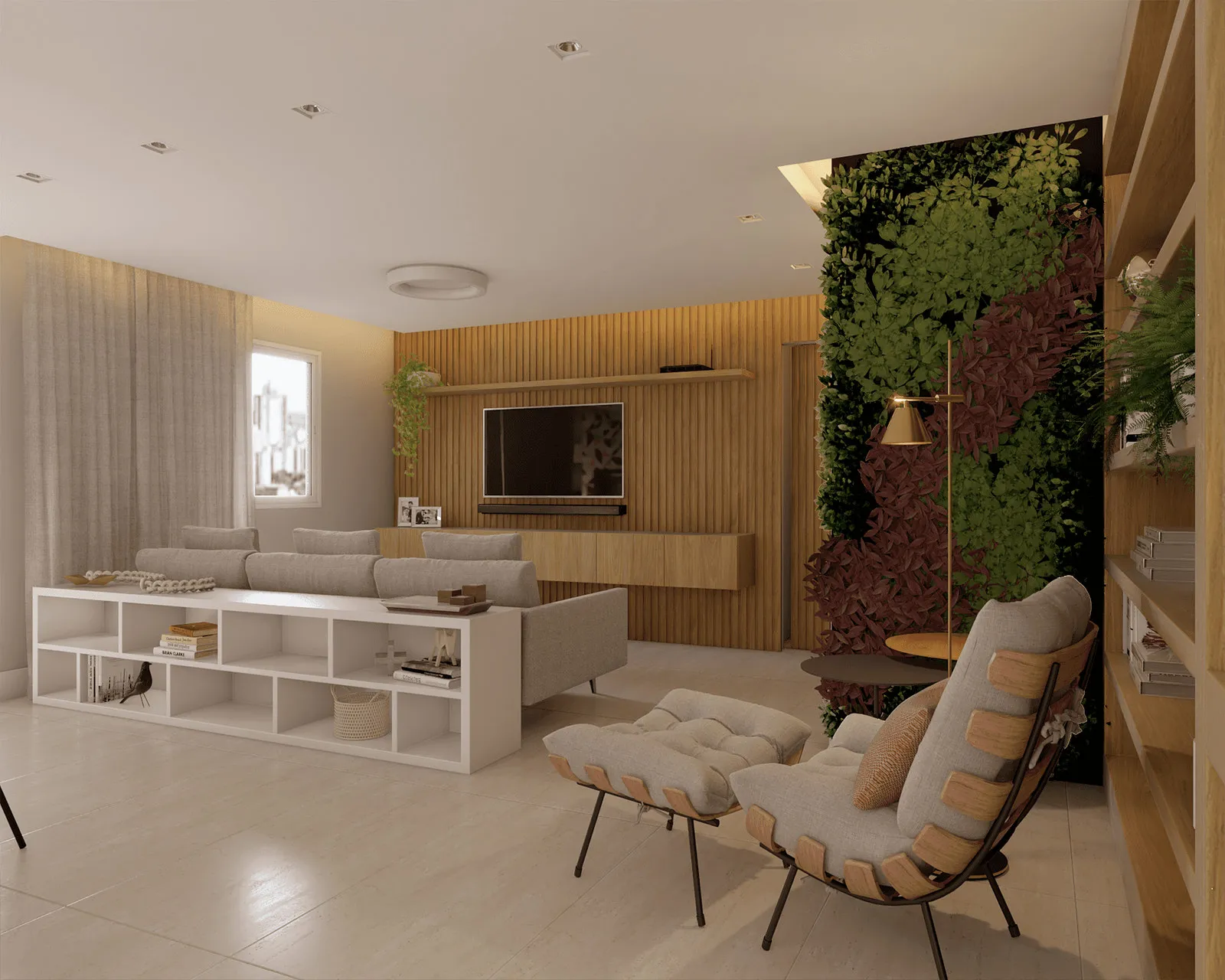 Sala de estar com painel ripado de madeira e TV, sofá cinza, poltronas costela e jardim vertical verde e vinho ao lado da estante