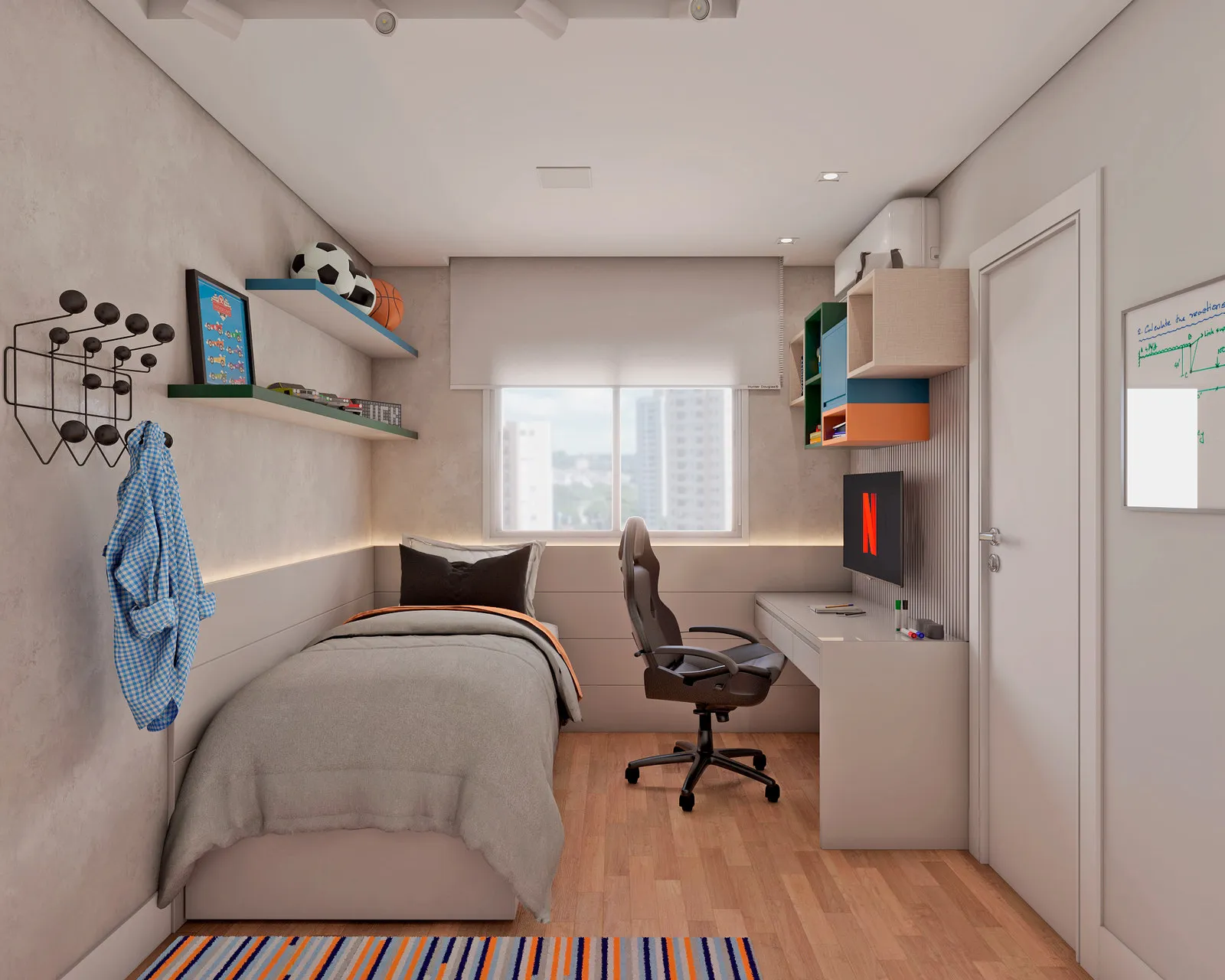 Quarto de menino com cama de colcha bege e manta laranja, prateleiras com bolas de futebol e basquete, cadeira gamer, mesa de estudo e tapete listrado colorido