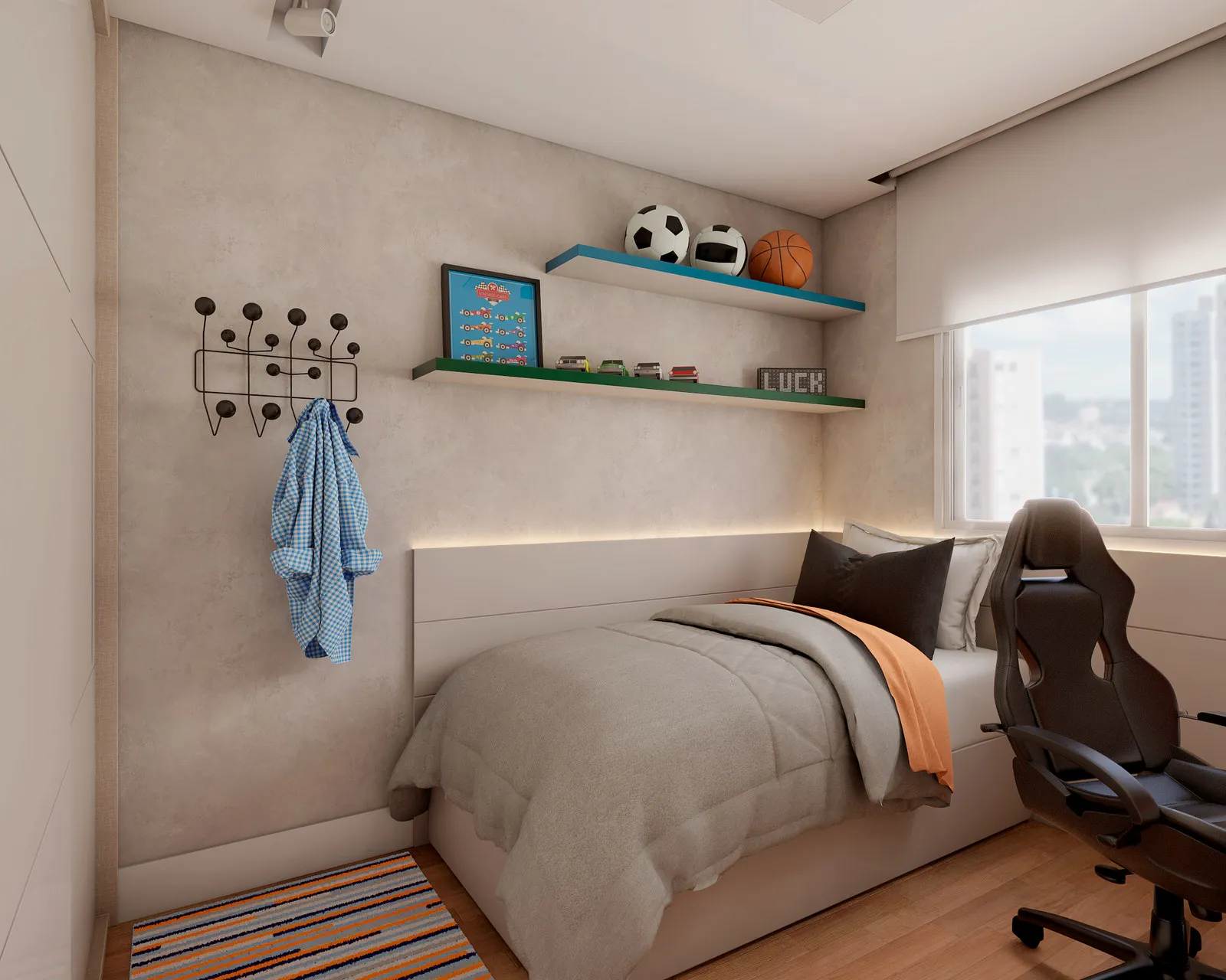 Quarto de menino com prateleiras exibindo bolas de esporte, cabideiro de bolinhas preto com camisa xadrez, cama com manta laranja, cadeira gamer e tapete listrado
