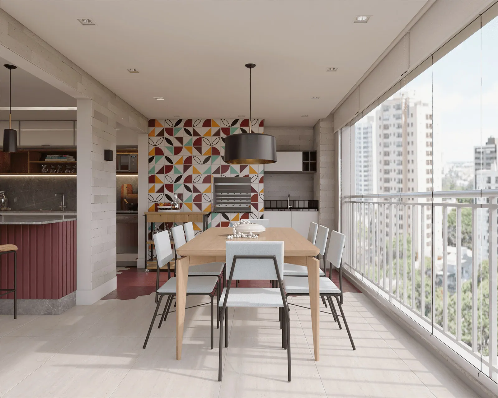 Varanda gourmet com mesa de madeira e cadeiras brancas, painel de ladrilhos geométricos coloridos, churrasqueira e vista da cidade