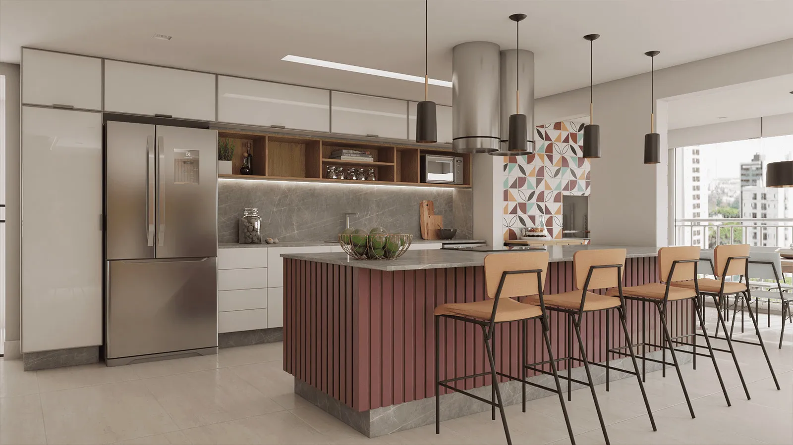 Cozinha com marcenaria branca, geladeira inox, bancada de mármore cinza e ilha vermelha ripada com banquetas caramelo e pendentes pretos