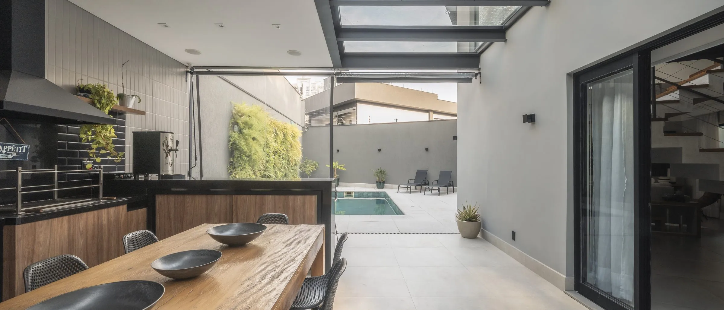 Área gourmet com teto de vidro e piscina ao fundo — projeto São Caetano