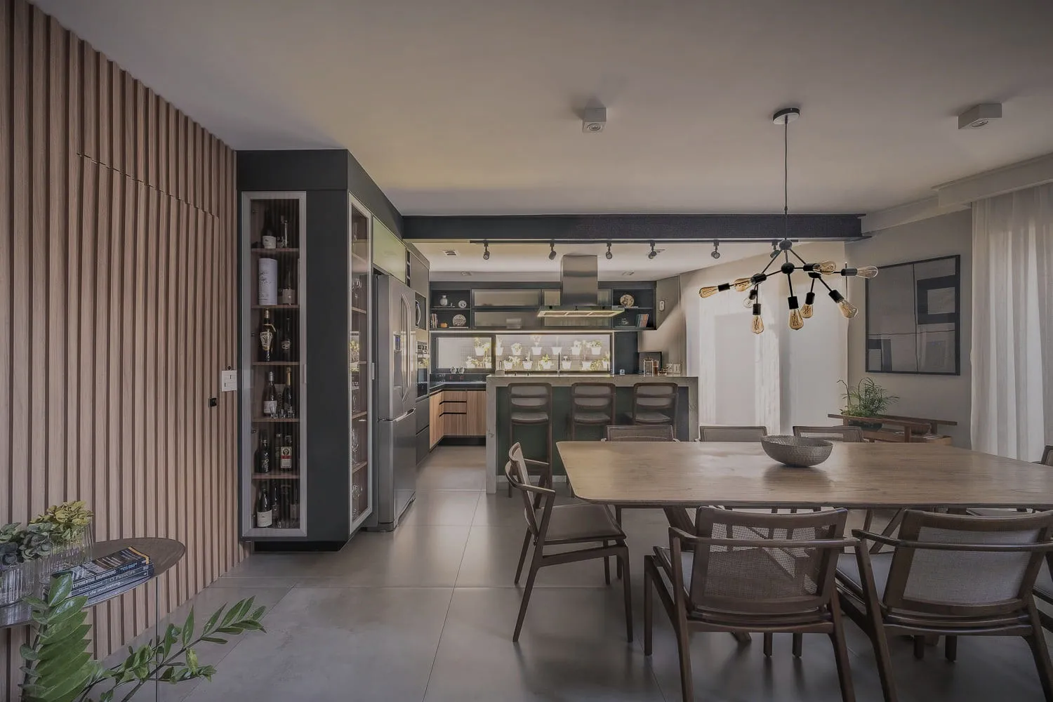 Sala de jantar com painel ripado — projeto Queen B Studio