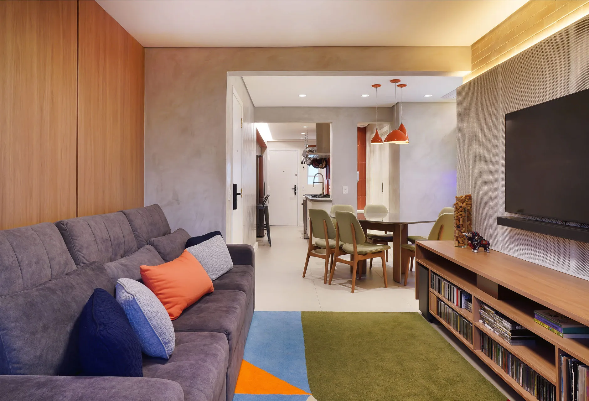 Living com sofá e tapete colorido — projeto Queen B Studio