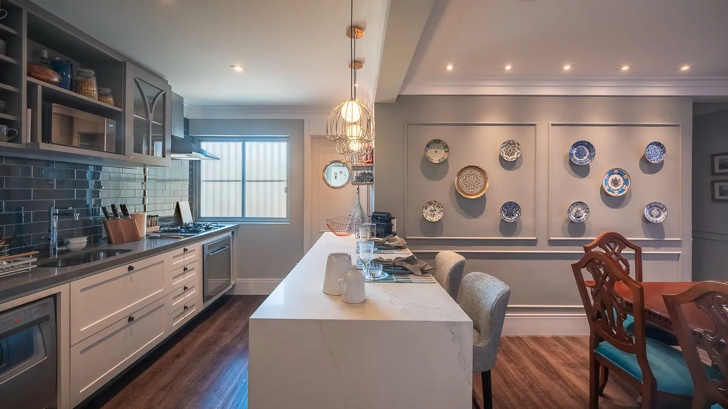Cozinha e sala com parede de pratos — projeto Queen B Studio