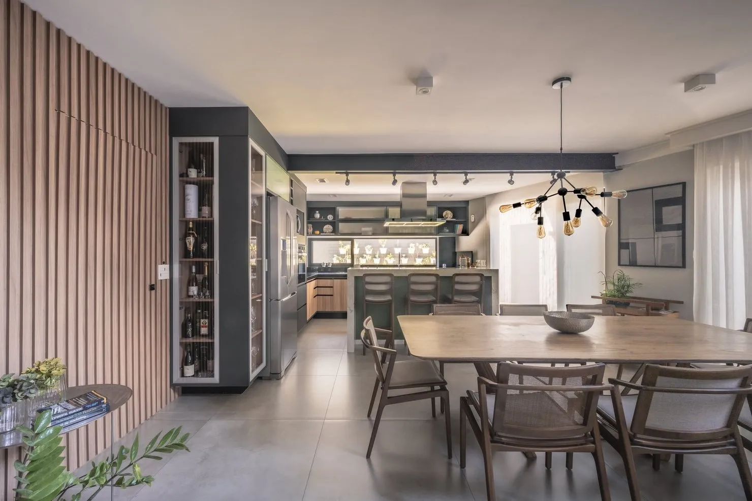 Sala de estar com pé-direito duplo e mezanino, projeto residencial em São Caetano do Sul