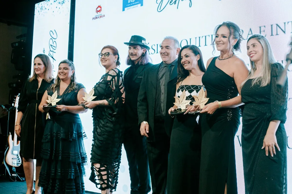 Premiados no palco com os troféus