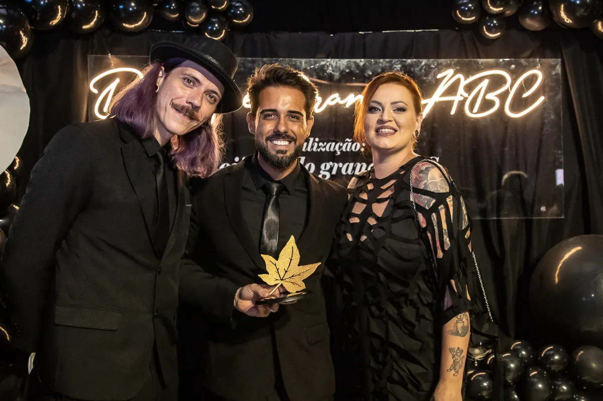 Deborah e Juliano com o troféu do Grande ABC