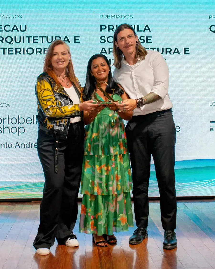 Deborah e Juliano recebendo o prêmio no palco