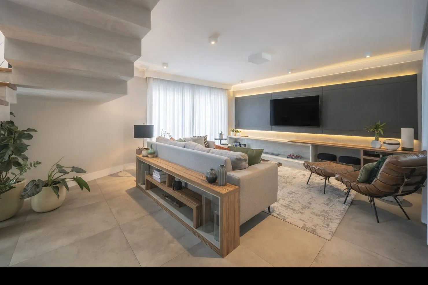 Sala de estar integrada com jantar e cozinha ao fundo, projeto residencial em São Caetano