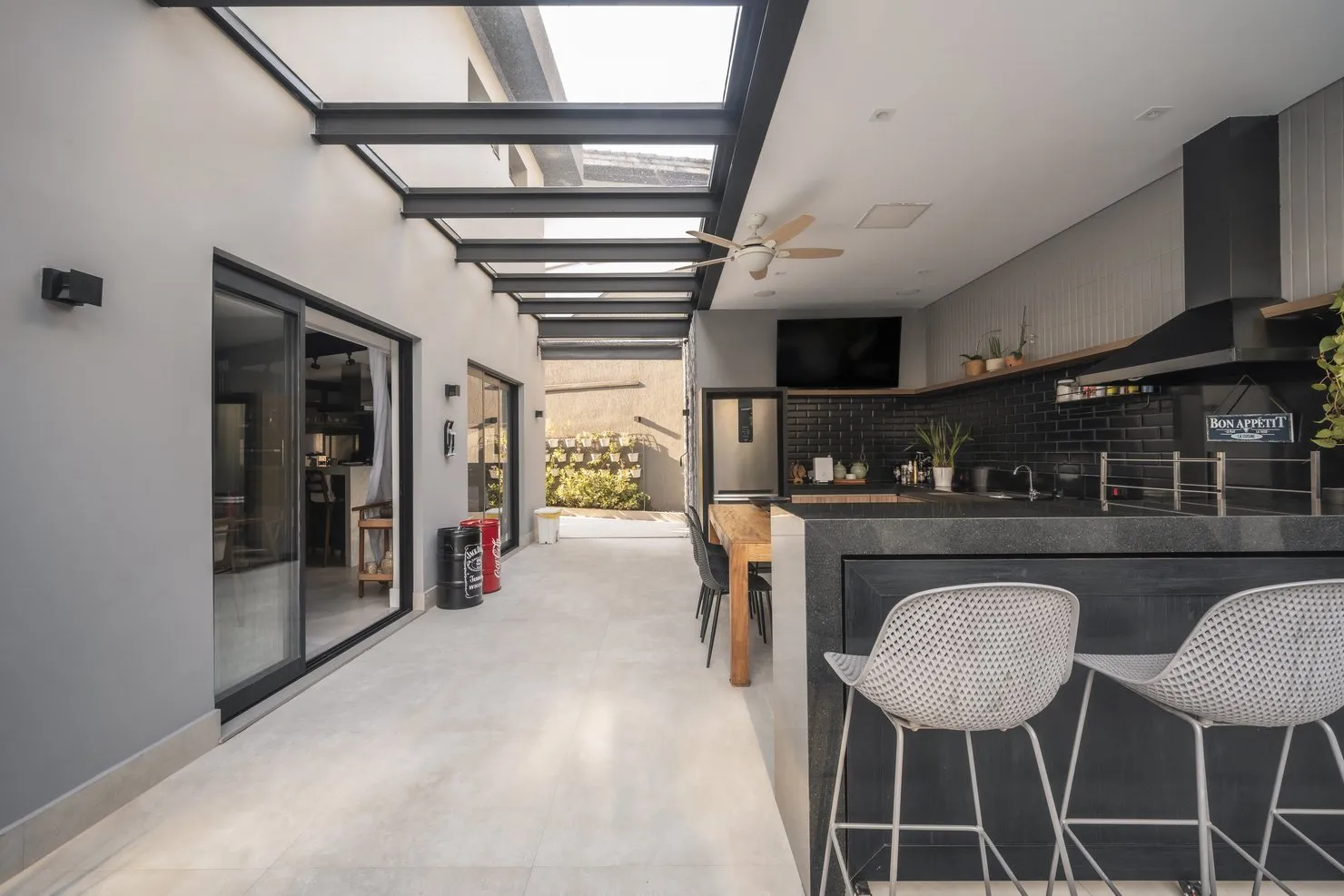 Área gourmet integrada com cozinha e sala de jantar, projeto de 400 m² em São Caetano do Sul