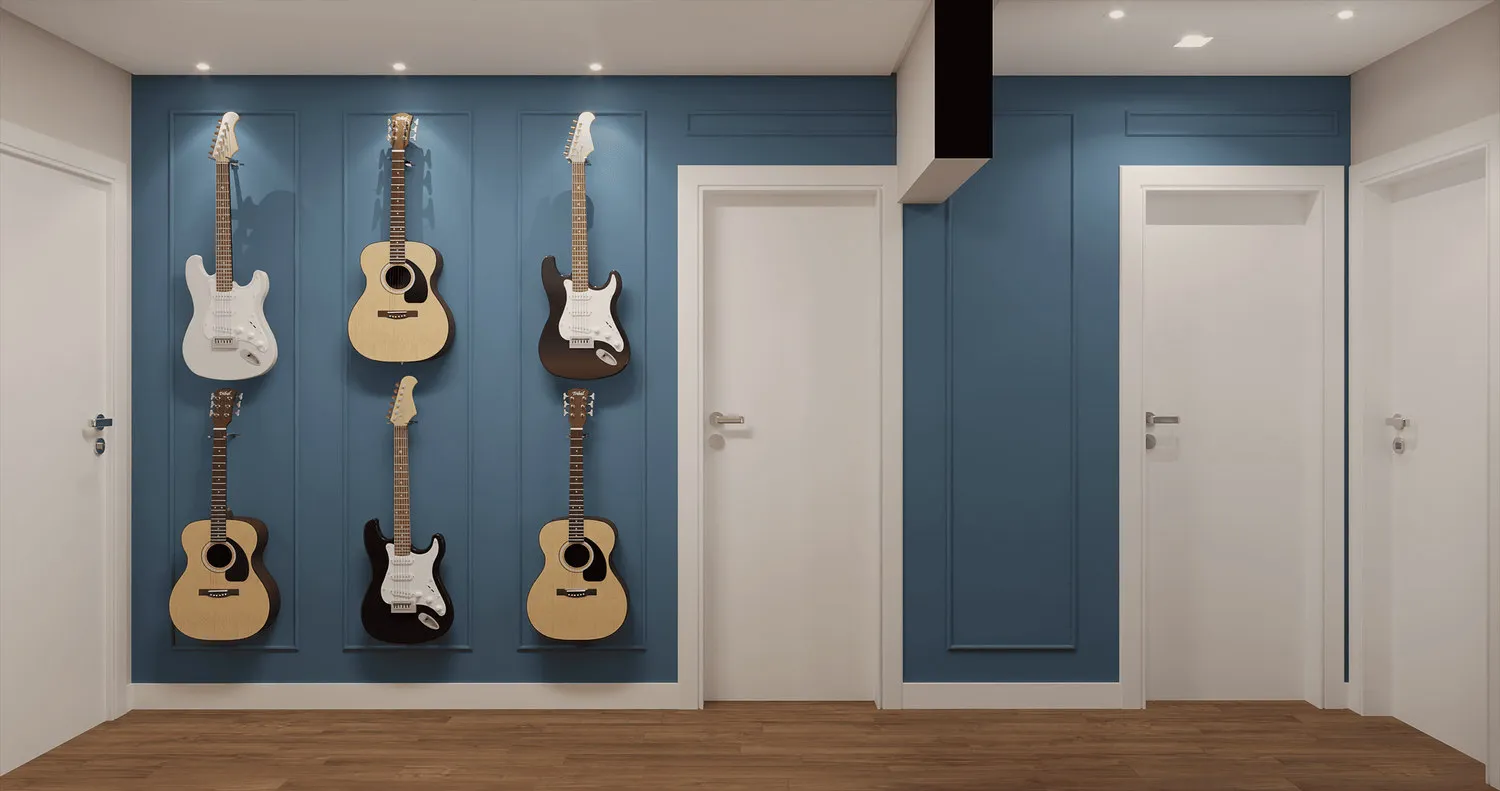 Hall com parede azul boiserie exibindo seis violões e guitarras, portas brancas e piso de madeira