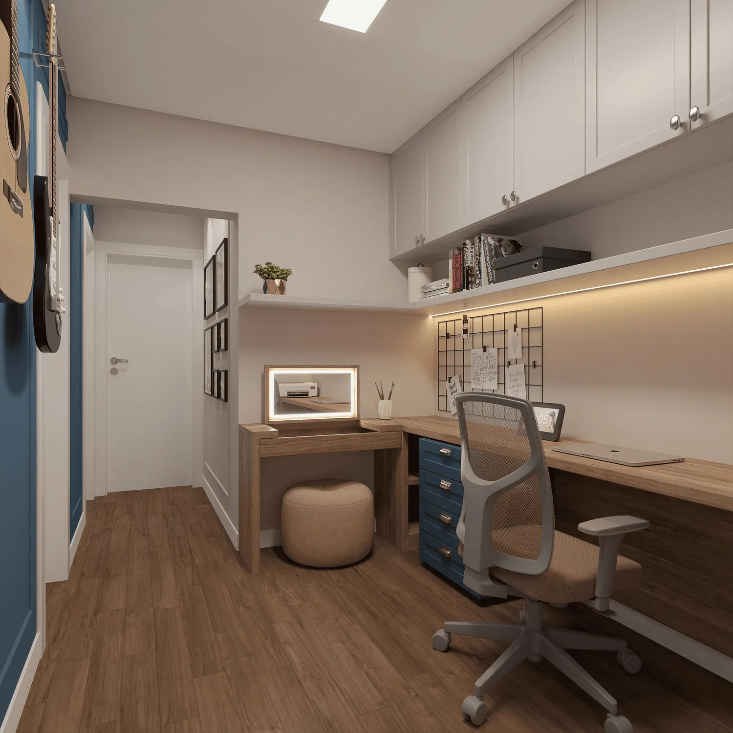 Home office com bancada em L de madeira, gavetas azuis, armários brancos, cadeira ergonômica e violão na parede